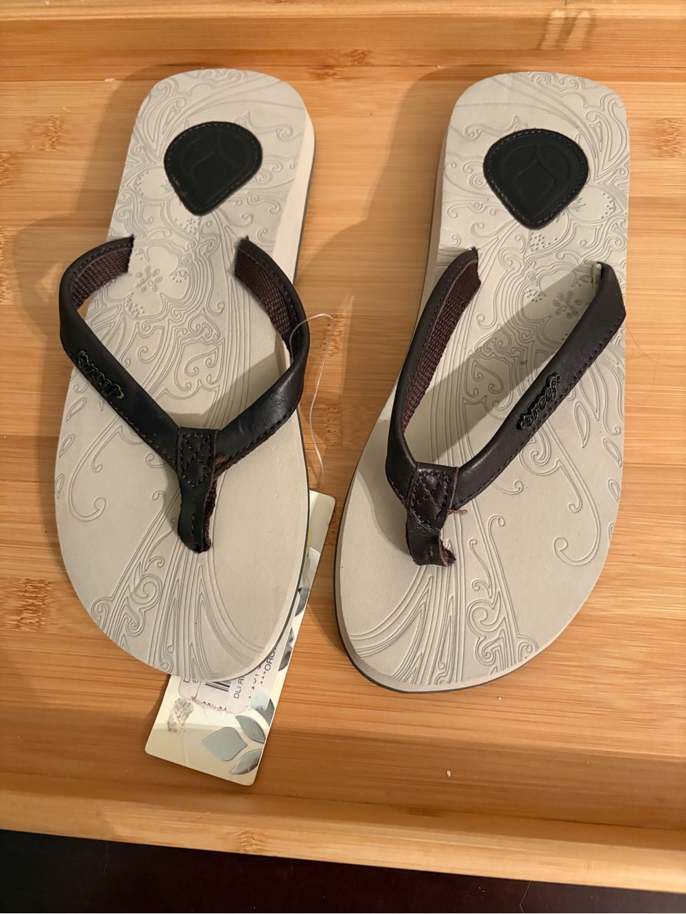 Women’s Reef Brown Leather Flip Flop Sandals with cream footbed sz 6